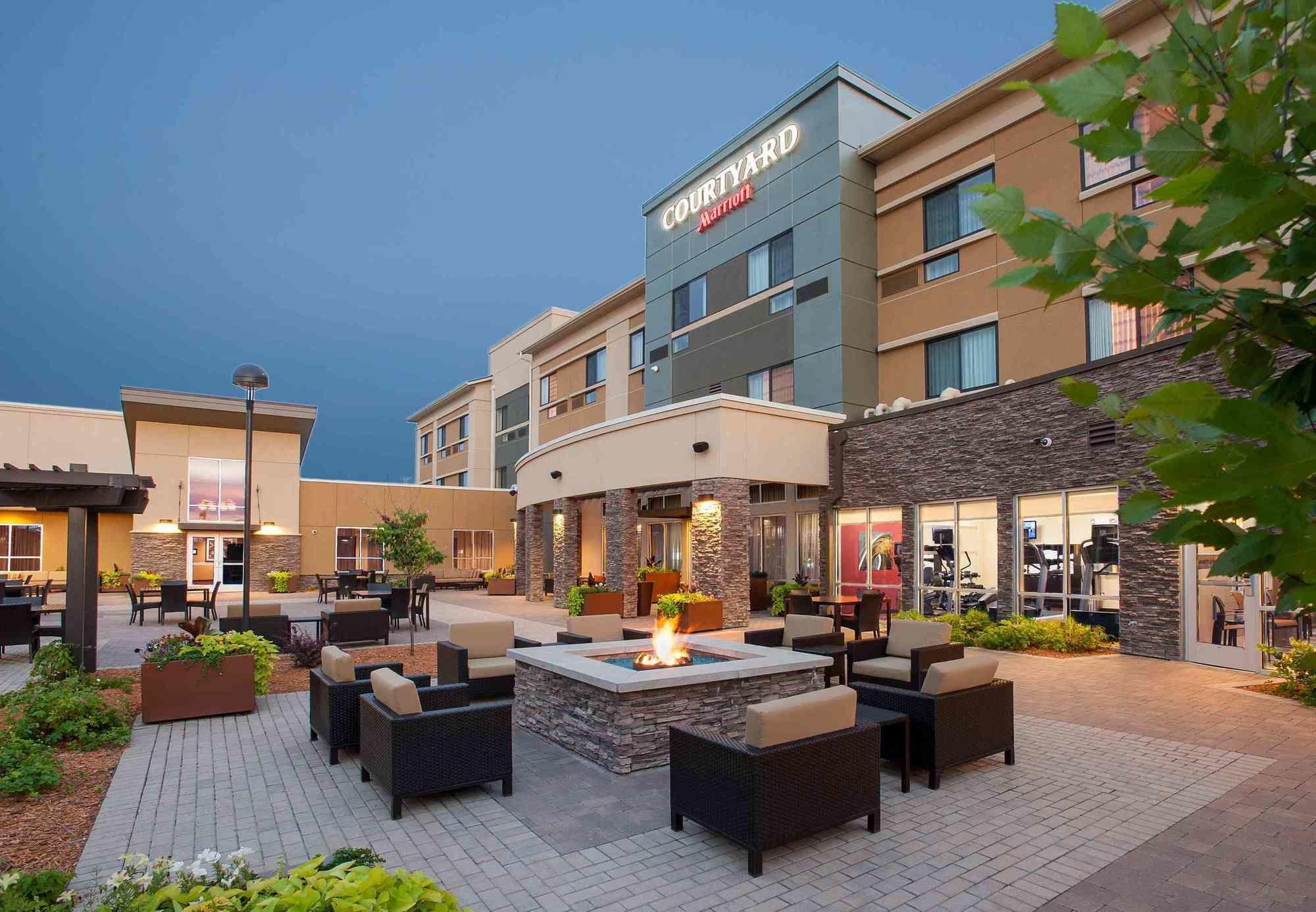 Courtyard Mankato Hotel & Event Center Exterior photo