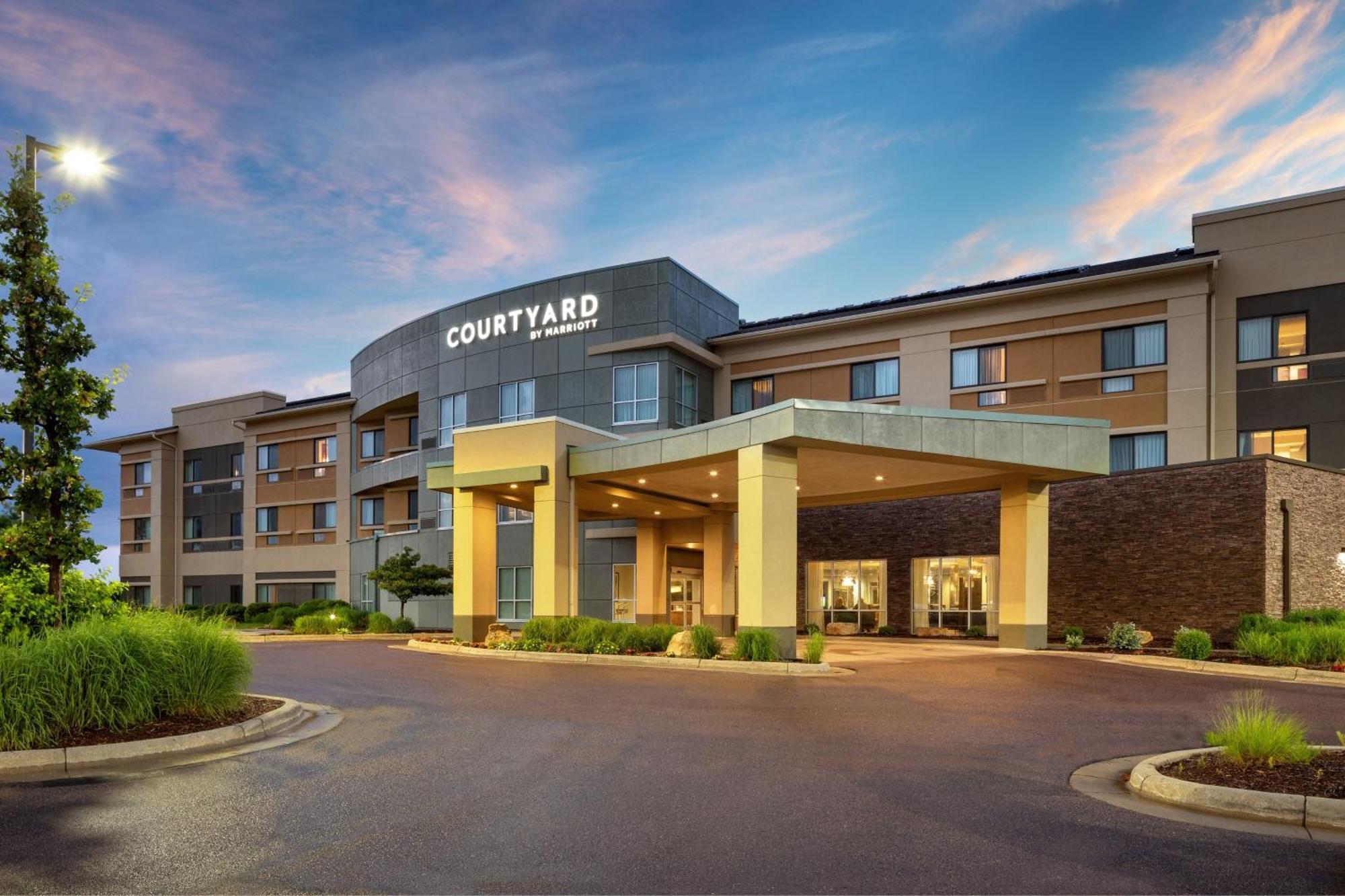 Courtyard Mankato Hotel & Event Center Exterior photo